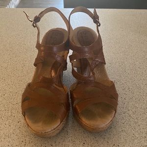 Super cute brown cork Born sandals